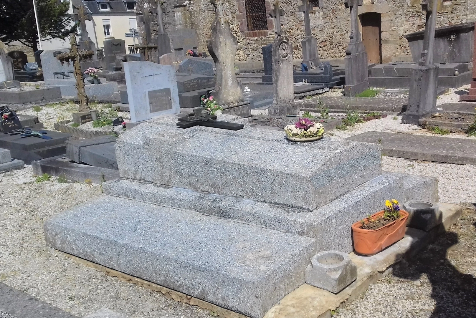 Nettoyage de monuments commémoratifs et funéraires en Normandie