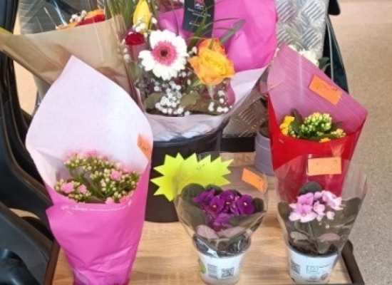 Dépôt de bouquets de fleur dans les commerces à Caen